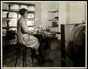 Blind kvinde, formentlig Charlotte Rohr, der arbejder med blindskrift, diktafon og stereotypi, New York, 1933 (sølv gelatinetryk)